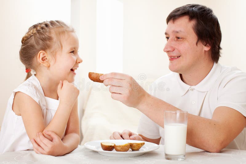 Het kind met vader heeft een ontbijt