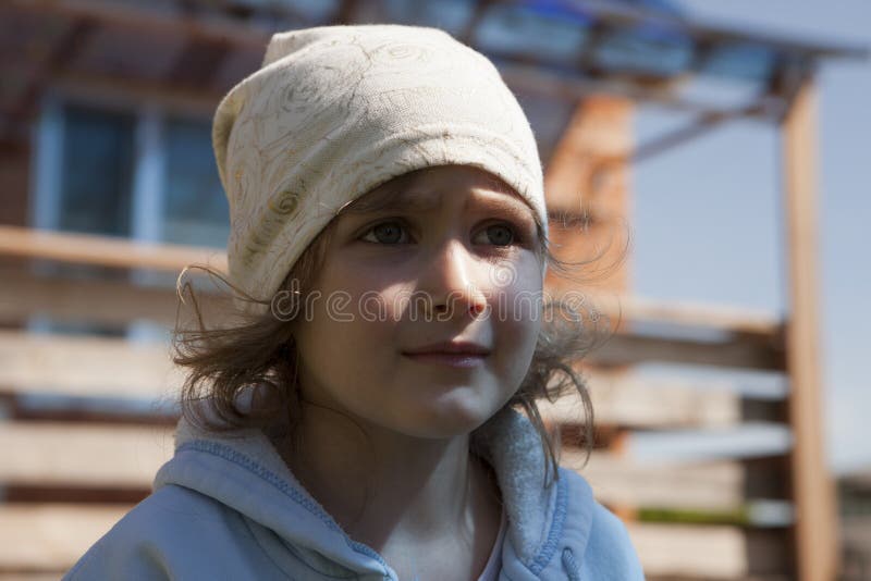 Het kind onderzoekt de afstand met verwachting, hoop of wanhoop Een wit meisje bekijkt angstig iets stock fotografie Het kind onderzoekt de afstand met verwachting, hoop of wanhoop Een wit meisje bekijkt angstig iets stock fotografie