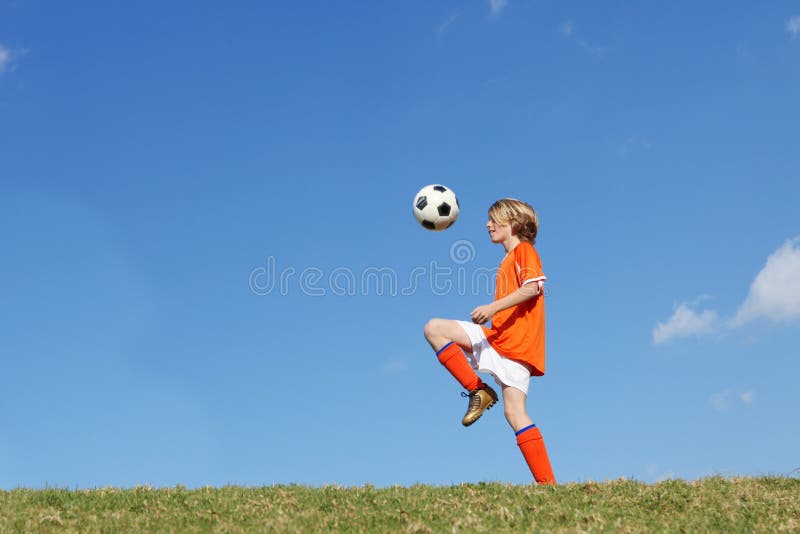 Het kind speelvoetbal of voetbal van de jongen
