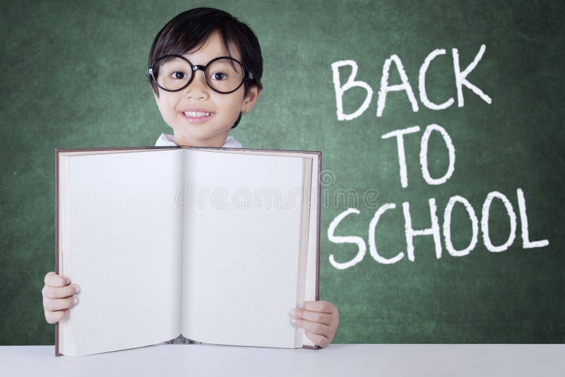 Het kind terug naar school en toont leeg boek royalty-vrije stock afbeeldingen Het kind terug naar school en toont leeg boek royalty-vrije stock afbeeldingen