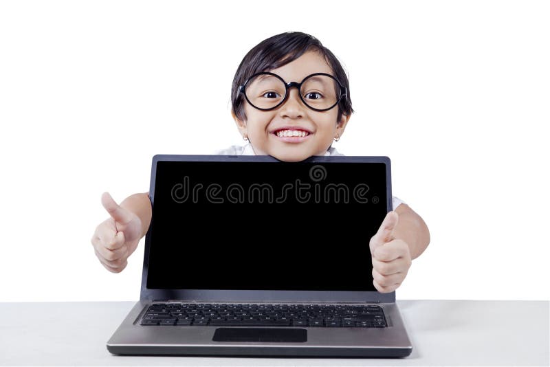Het kind toont duimen met het lege laptop scherm stock foto Het kind toont duimen met het lege laptop scherm stock foto