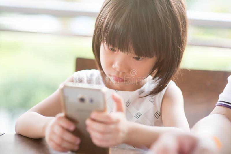 Het kind wijdde zich aan slimme telefoon royalty-vrije stock fotografie Het kind wijdde zich aan slimme telefoon royalty-vrije stock fotografie