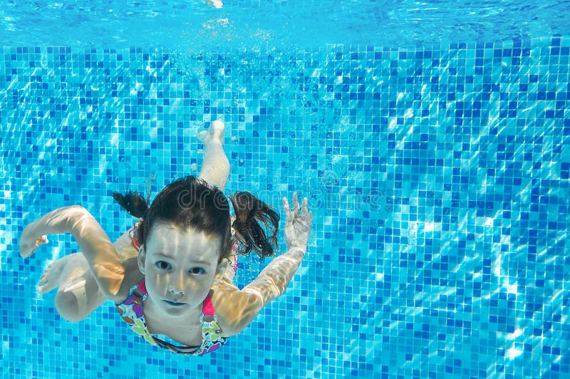 Het kind zwemt in pool onderwater, duikt het gelukkige actieve meisje en heeft pret onder water, jong geitjefitness en sport stock afbeelding Het kind zwemt in pool onderwater, duikt het gelukkige actieve meisje en heeft pret onder water, jong geitjefitness en sport stock afbeelding
