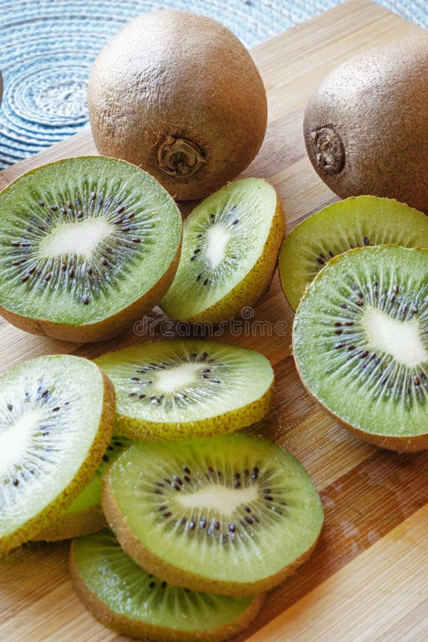 Het kiwifruit snijdt en van het de helftenportret zijgewas royalty-vrije stock foto's Het kiwifruit snijdt en van het de helftenportret zijgewas royalty-vrije stock foto's
