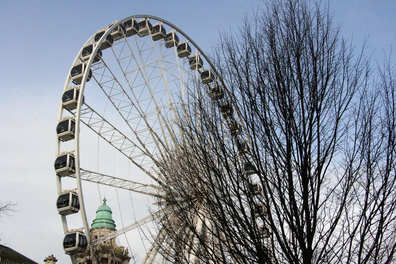 Het klimaat controleerde capsules van het reusachtige het sightseeingswiel van Belfast in de gronden van het Stadhuis van Belfast stock afbeeldingen Het klimaat controleerde capsules van het reusachtige het sightseeingswiel van Belfast in de gronden van het Stadhuis van Belfast stock afbeeldingen