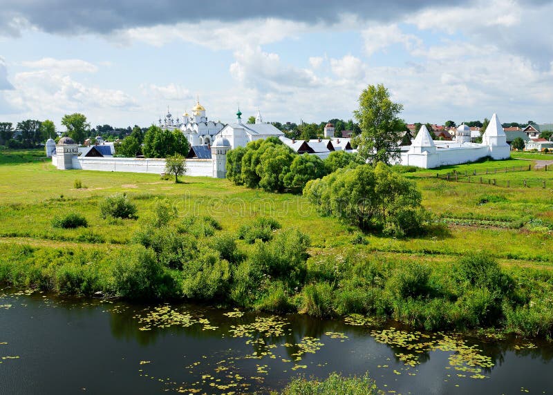 Het klooster van Pokrovsky in Suzdal, Rusland stock foto Het klooster van Pokrovsky in Suzdal, Rusland stock foto