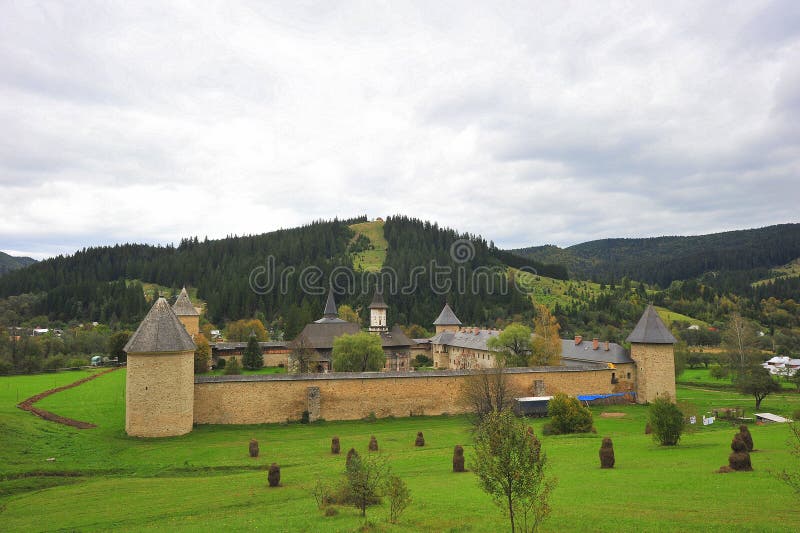 Het kloosterlandschap van Sucevita - Moldavië, Roemenië royalty-vrije stock afbeelding Het kloosterlandschap van Sucevita - Moldavië, Roemenië royalty-vrije stock afbeelding