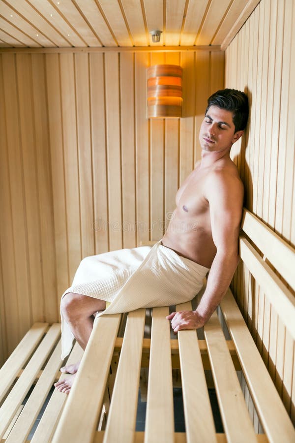Het knappe mens ontspannen in een sauna stock foto