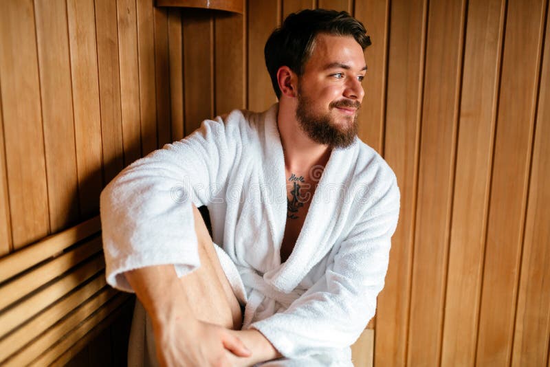 Het knappe mens ontspannen in sauna stock afbeeldingen