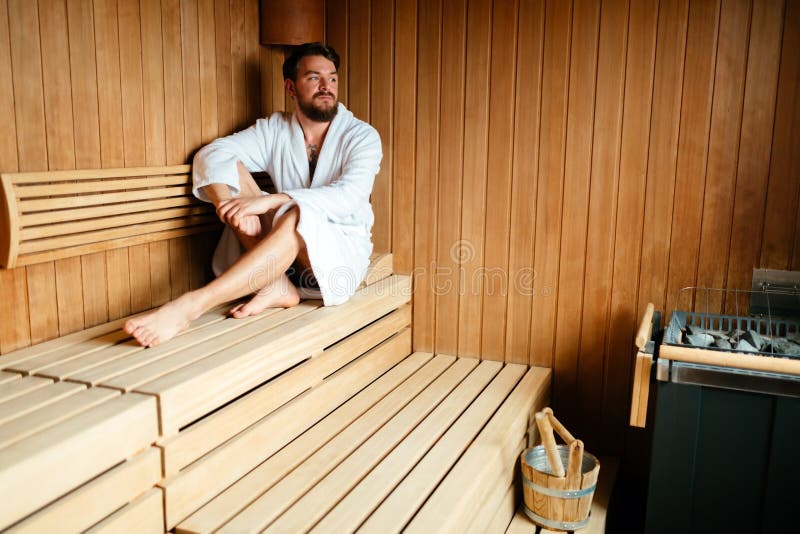 Het knappe mens ontspannen in sauna stock afbeelding