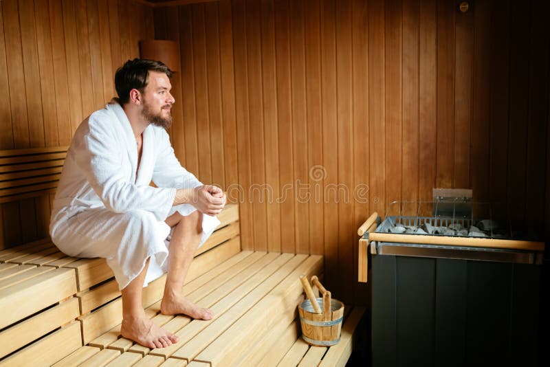 Het knappe mens ontspannen in sauna stock afbeelding