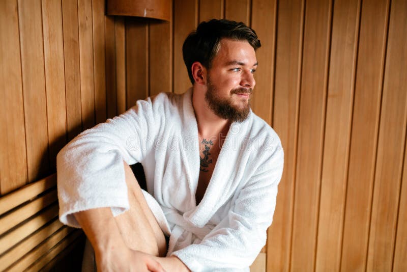 Het knappe mens ontspannen in sauna stock afbeelding