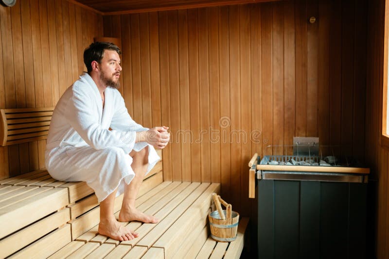 Knappe man ontspant in de sauna royalty-vrije stock foto's