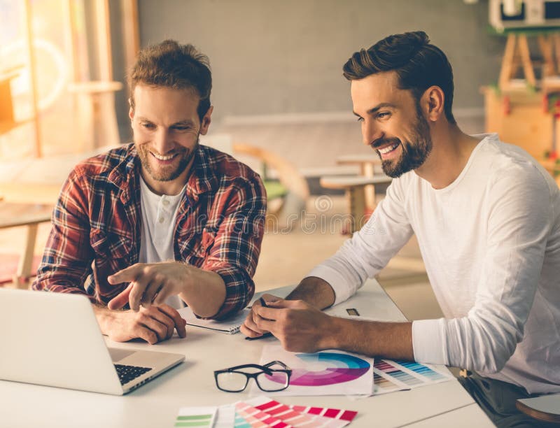 Het knappe ontwerpers werken stock afbeeldingen Het knappe ontwerpers werken stock afbeeldingen