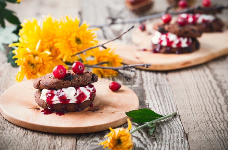Het koekjessandwiches van de vampierchocoladeschilfer, Halloween-dessert stock afbeelding Het koekjessandwiches van de vampierchocoladeschilfer, Halloween-dessert stock afbeelding