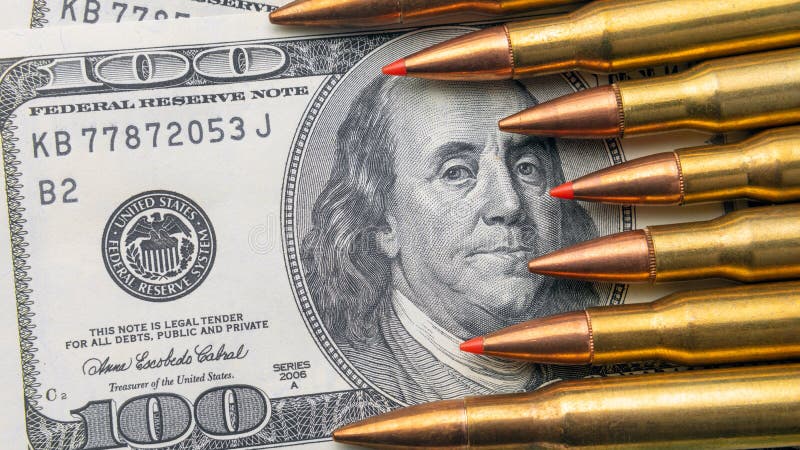 Het kogelsclose-up ligt op de rekeningen van 100 dollars Concept exemplaar ruimtemunt en nationale defensie royalty-vrije stock foto's Het kogelsclose-up ligt op de rekeningen van 100 dollars Concept exemplaar ruimtemunt en nationale defensie royalty-vrije stock foto's
