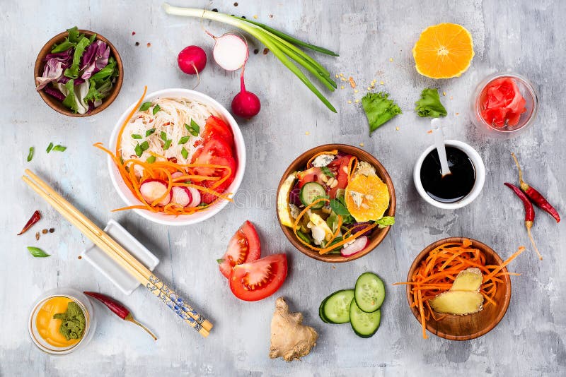 Het koken assorteerde plantaardige salades en Aziatische schotel op steenachtergrond, stock foto Het koken assorteerde plantaardige salades en Aziatische schotel op steenachtergrond, stock foto