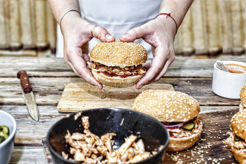 Het koken burgers het proces om huis-hamburger te maken royalty-vrije stock foto's Het koken burgers het proces om huis-hamburger te maken royalty-vrije stock foto's