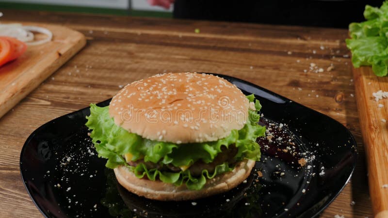 Het koken burgers het proces om huis-hamburger te maken royalty-vrije stock afbeelding Het koken burgers het proces om huis-hamburger te maken royalty-vrije stock afbeelding