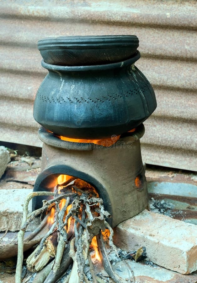 Het koken in de traditionele haard royalty-vrije stock afbeelding Het koken in de traditionele haard royalty-vrije stock afbeelding