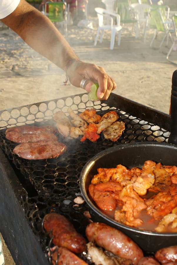Het koken op het strand royalty-vrije stock foto's Het koken op het strand royalty-vrije stock foto's