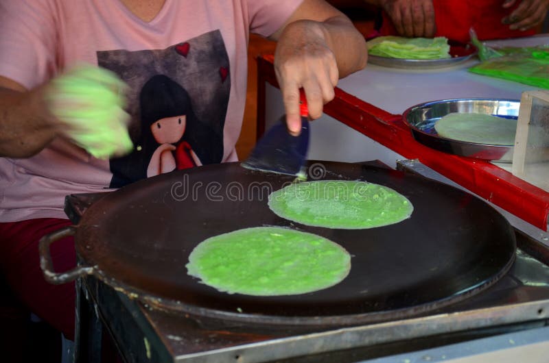 Het koken Roti Saimai (Gesponnen suiker) of Thaise gesponnen suikerburrito royalty-vrije stock afbeelding Het koken Roti Saimai (Gesponnen suiker) of Thaise gesponnen suikerburrito royalty-vrije stock afbeelding