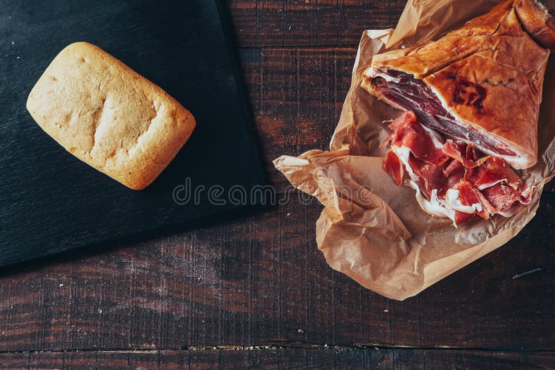 Het koken smakelijke die panini met ham met kaas, tomaten en het op smaak brengen wordt behandeld