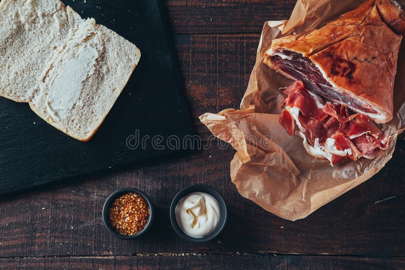 Het koken smakelijke die panini met ham met kaas, tomaten en het op smaak brengen wordt behandeld