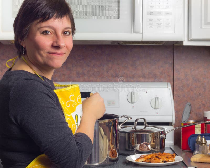 Het Koken van de vrouw royalty-vrije stock fotografie Het Koken van de vrouw royalty-vrije stock fotografie