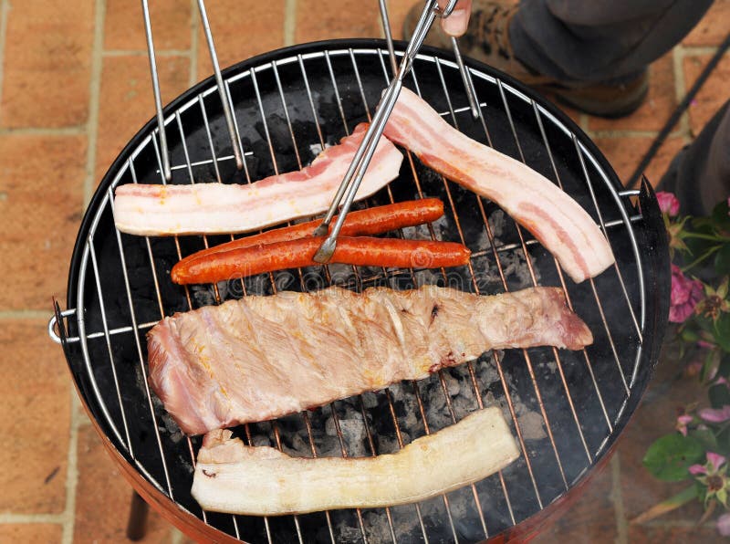 Het koken van een barbecue voor vrienden royalty-vrije stock fotografie Het koken van een barbecue voor vrienden royalty-vrije stock fotografie