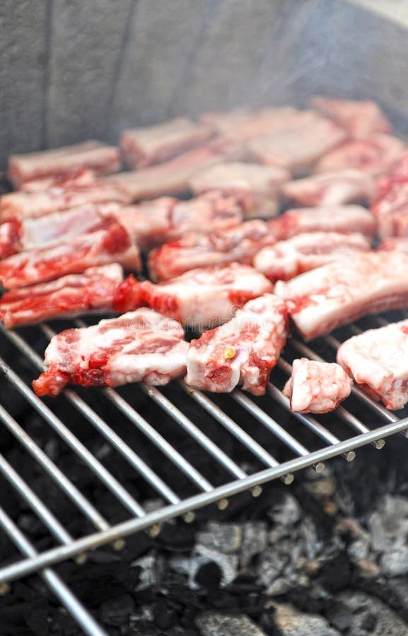 Het koken van een barbecue voor vrienden op de grill stock afbeeldingen Het koken van een barbecue voor vrienden op de grill stock afbeeldingen
