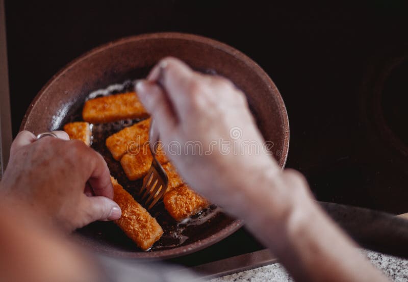 Het koken van heerlijke vissticks in pan stock foto's Het koken van heerlijke vissticks in pan stock foto's