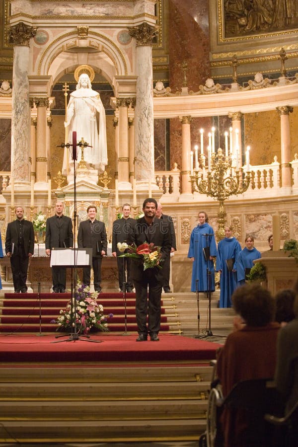 Het Koor Van Notre Dame De Paris Presteert in Boedapest Redactionele Afbeelding Image of koor