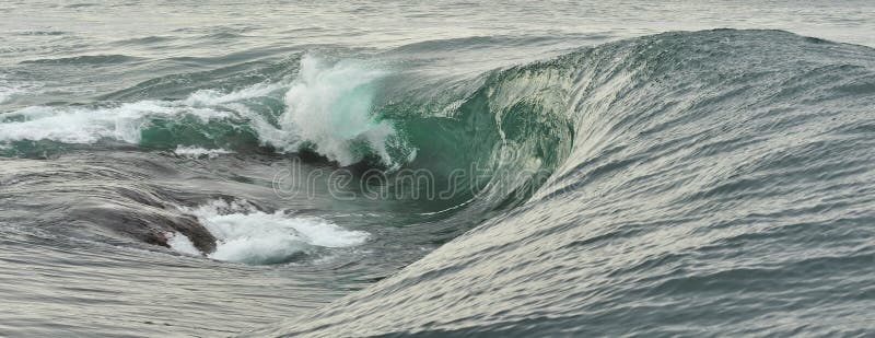 Het krachtige oceaangolf breken Golf op de oppervlakte van de oceaan Golfonderbrekingen op een ondiepe bank stock fotografie Het krachtige oceaangolf breken Golf op de oppervlakte van de oceaan Golfonderbrekingen op een ondiepe bank stock fotografie