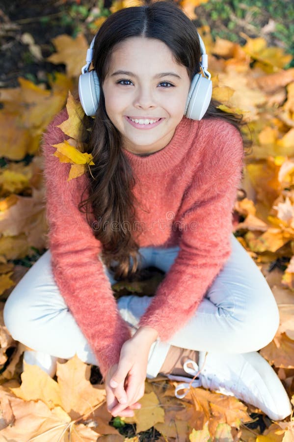 Het krijgen van genoegen in eenvoudige dingen Het meisje luistert aan muziek Gelukkig meisje in de herfst De gelukkige hoofdtelef royalty-vrije stock fotografie Het krijgen van genoegen in eenvoudige dingen Het meisje luistert aan muziek Gelukkig meisje in de herfst De gelukkige hoofdtelef royalty-vrije stock fotografie