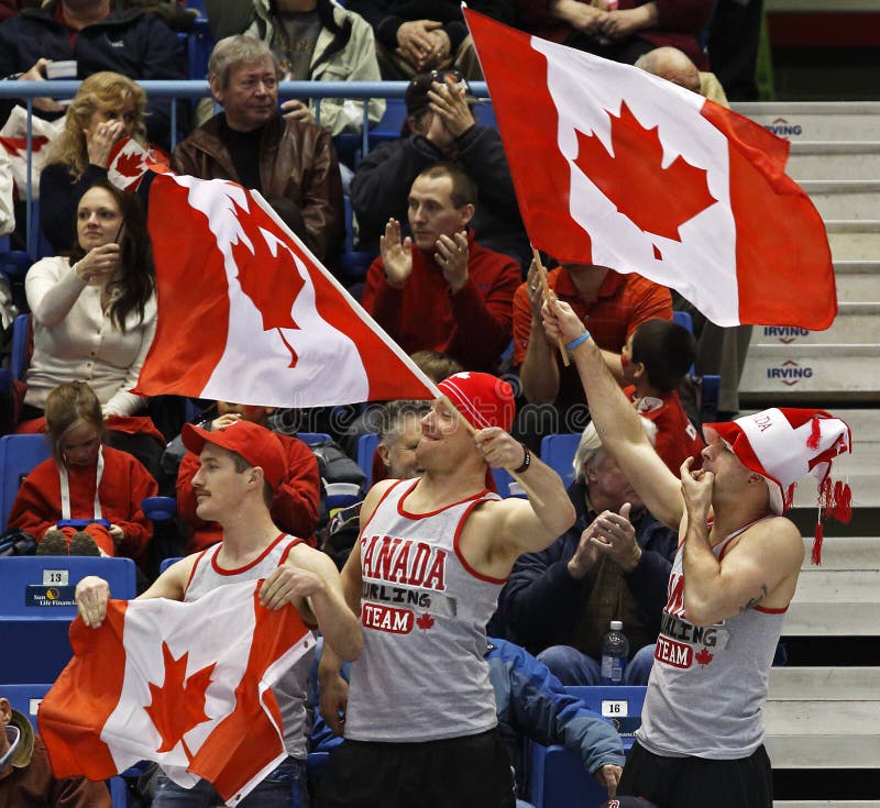 Het krullen Canada Ventilatorsvlag het Golven Toejuiching stock foto Het krullen Canada Ventilatorsvlag het Golven Toejuiching stock foto