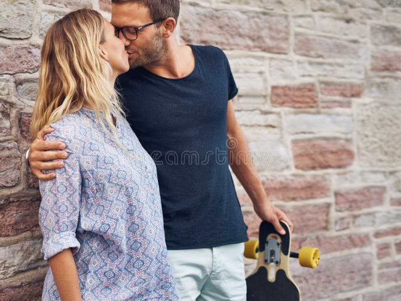 Het kussen van de man en van de vrouw royalty-vrije stock afbeelding Het kussen van de man en van de vrouw royalty-vrije stock afbeelding