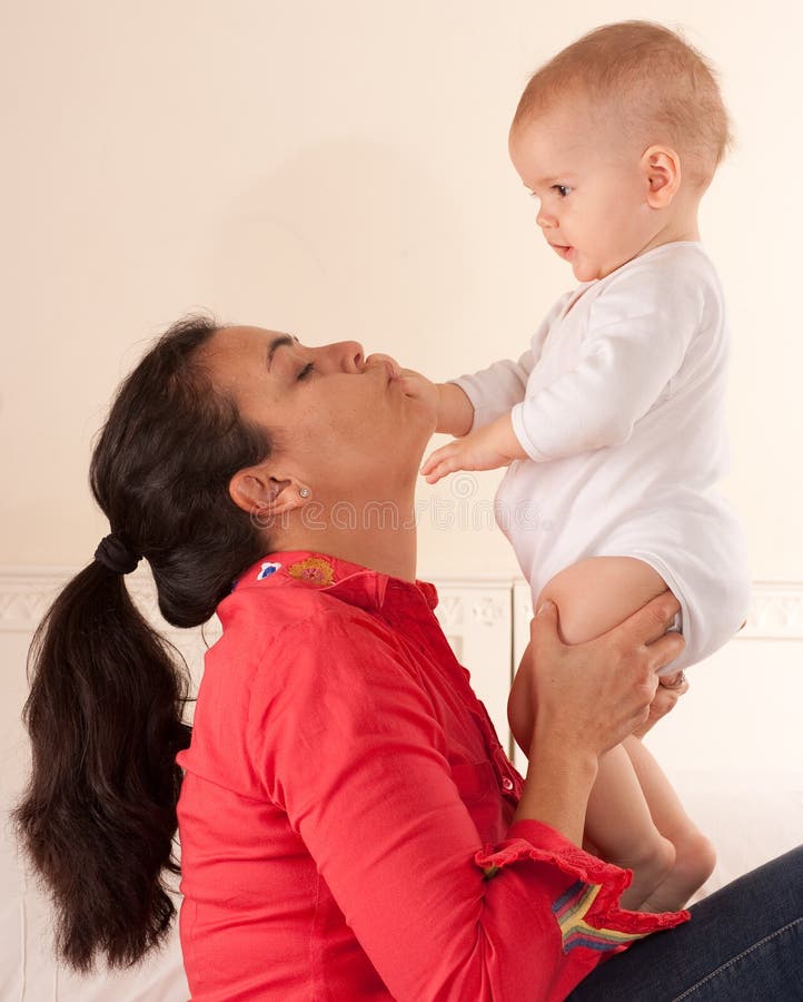 Het kussen van het mamma babyhand stock afbeeldingen Het kussen van het mamma babyhand stock afbeeldingen