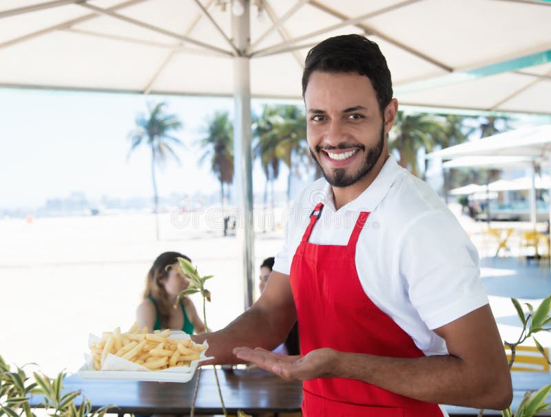 Het lachen kelners dienende frieten bij strandbar royalty-vrije stock afbeeldingen Het lachen kelners dienende frieten bij strandbar royalty-vrije stock afbeeldingen