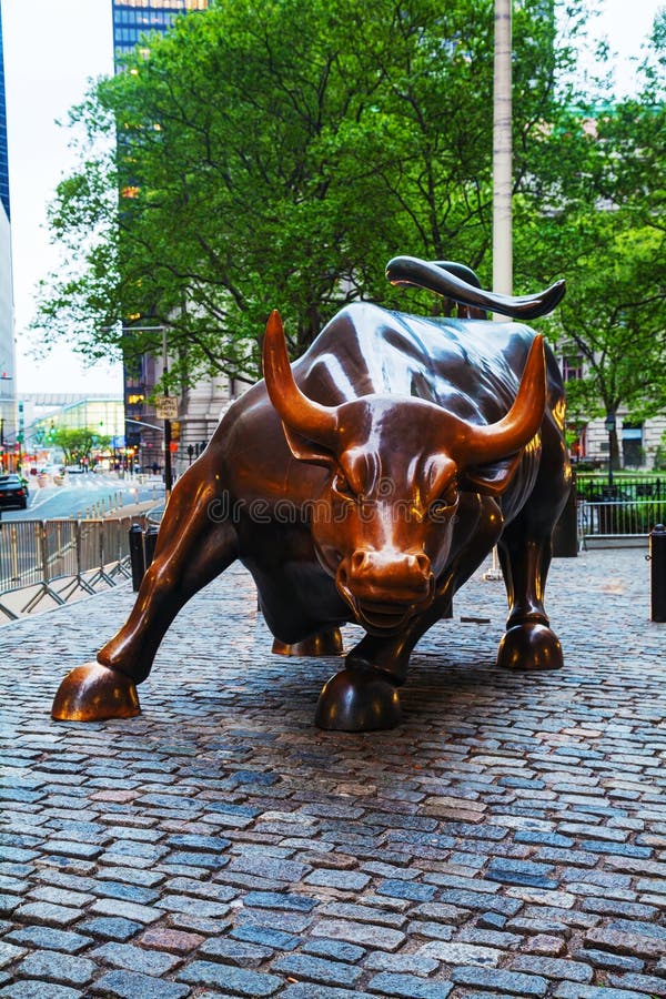 Het laden van Stieren (Kegelen Groene Stier) beeldhouwwerk in New York royalty-vrije stock foto Het laden van Stieren (Kegelen Groene Stier) beeldhouwwerk in New York royalty-vrije stock foto