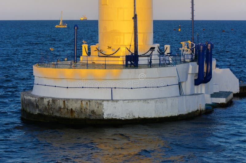 Het lagere deel van de vuurtoren bij de ingang aan haven op bedelaars royalty-vrije stock afbeeldingen Het lagere deel van de vuurtoren bij de ingang aan haven op bedelaars royalty-vrije stock afbeeldingen