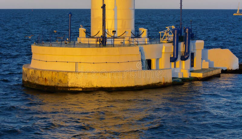 Het lagere deel van de vuurtoren bij de ingang aan haven op bedelaars royalty-vrije stock foto's Het lagere deel van de vuurtoren bij de ingang aan haven op bedelaars royalty-vrije stock foto's