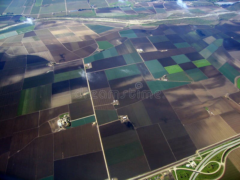Luchtbeeld van het lappendekenpatroon van landbouwgrond in Salinas Valley, CA royalty-vrije stock afbeelding
