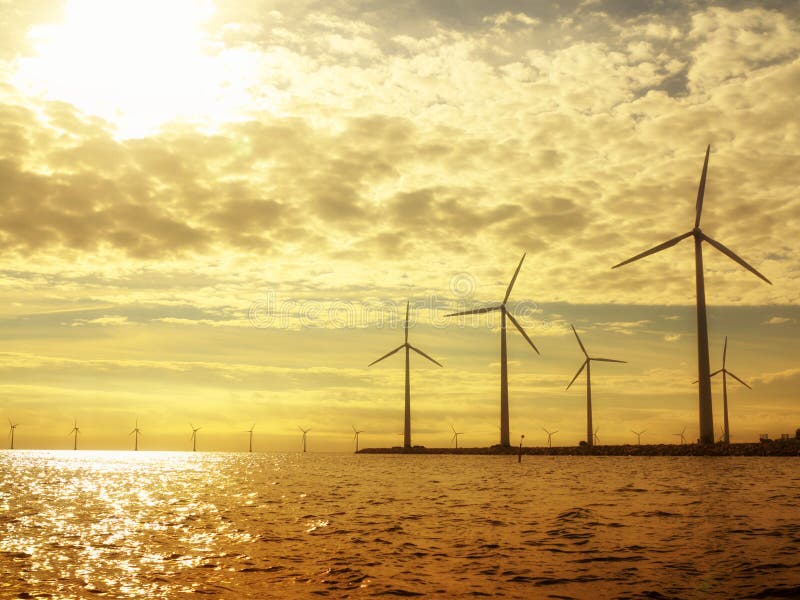Het landbouwbedrijf van de de machtsgenerator van windturbines in overzees stock foto Het landbouwbedrijf van de de machtsgenerator van windturbines in overzees stock foto