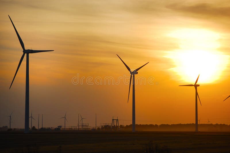 Windmolens op een windmolenpark in Indiana bij zonsondergang stock afbeelding