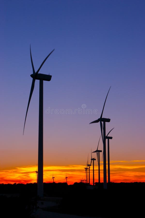 Windmolenpark bij zonsondergang royalty-vrije stock afbeeldingen