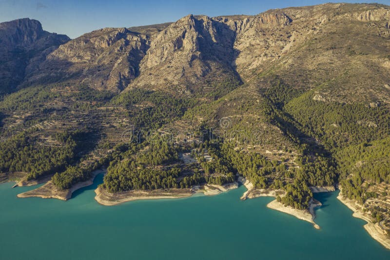 Het landschap in de lucht is op zonsondergang in het meer van Guadalest in de vallei van de provincie Alicante, Costa Blanca, Spa royalty-vrije stock fotografie Het landschap in de lucht is op zonsondergang in het meer van Guadalest in de vallei van de provincie Alicante, Costa Blanca, Spa royalty-vrije stock fotografie