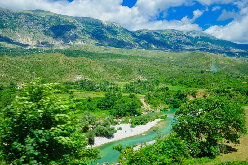 Het landschap van Albanië; Bergen, Rivier en Bos stock afbeelding Het landschap van Albanië; Bergen, Rivier en Bos stock afbeelding