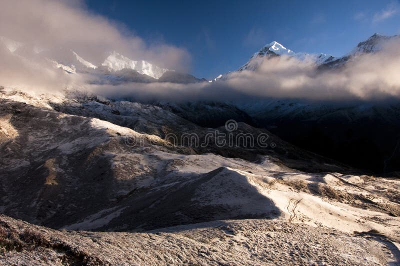 Het landschap van de berg in de Himalayagebergte waaier stock foto Het landschap van de berg in de Himalayagebergte waaier stock foto