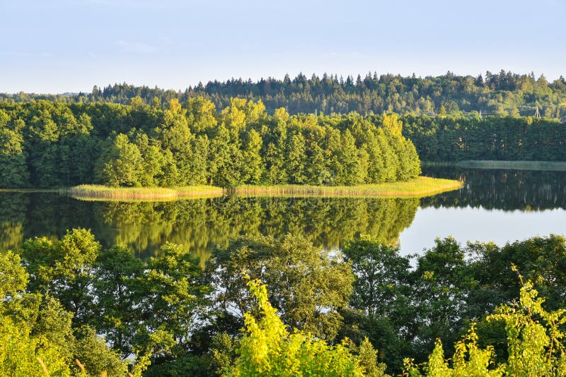 Het landschap van de de zomeraard, meer royalty-vrije stock fotografie Het landschap van de de zomeraard, meer royalty-vrije stock fotografie
